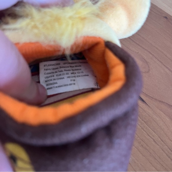 Children’s Disneys The Lion King Simba Slippers Size 5/6 - Picture 6 of 6